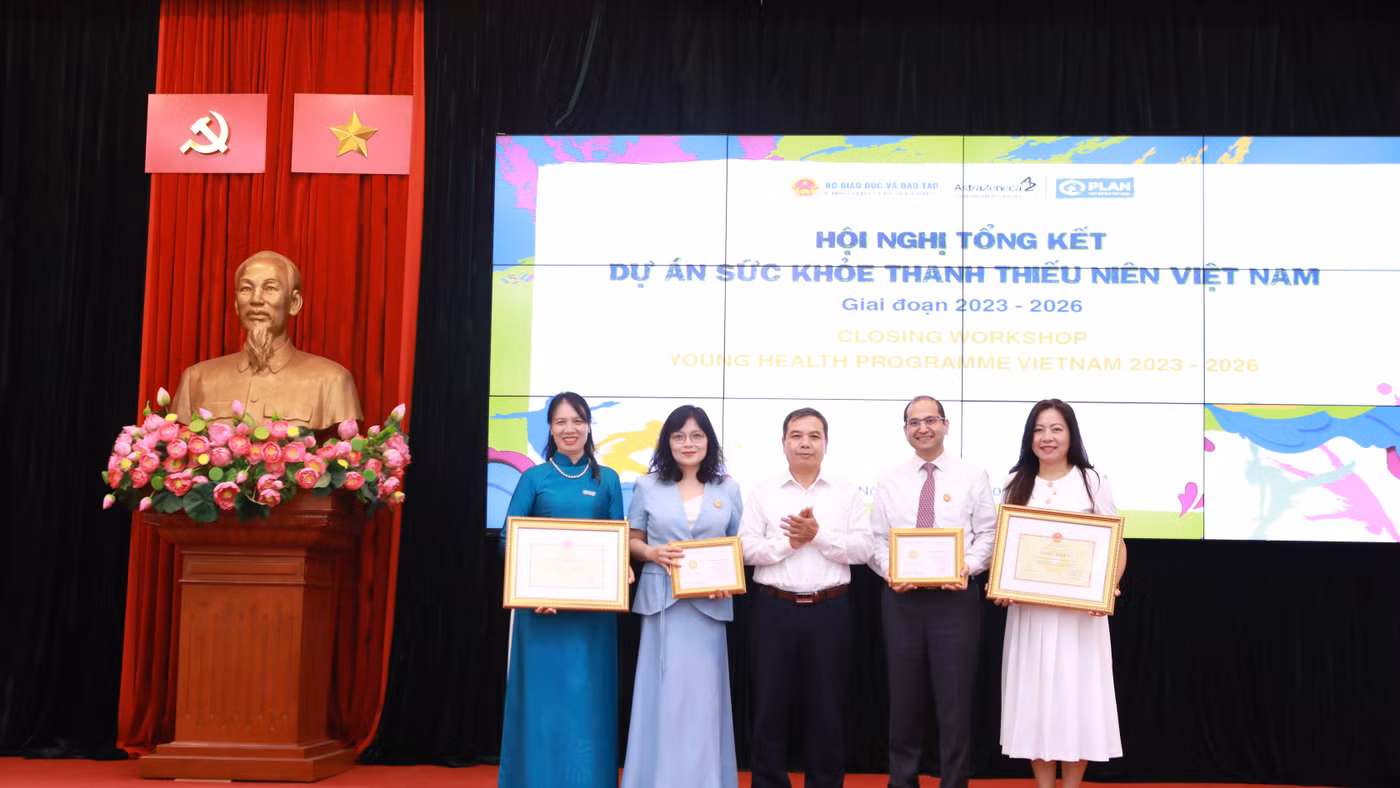 Vụ trưởng Vụ Học sinh, sinh viên trao Bằng khen của Bộ trưởng Bộ GD&ĐT và Kỷ niệm chương Vì sự nghiệp Giáo dục cho các tập thể/cá nhân.