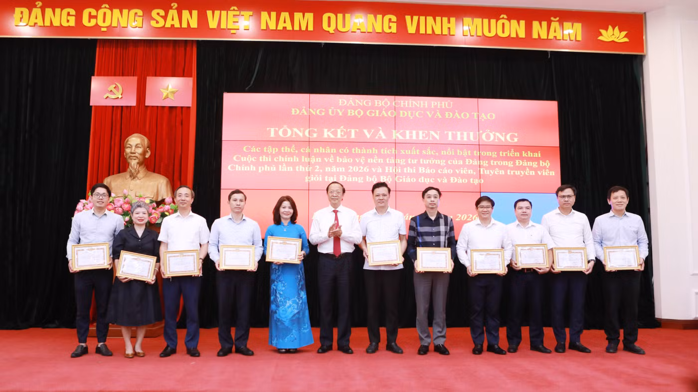 Nhà báo Dương Thanh Hương (thứ 2 từ trái sang) - Phó Bí thư Đảng ủy Báo Giáo dục và Thời đại nhận Giấy khen của Đảng ủy Bộ Giáo dục và Đào tạo. 