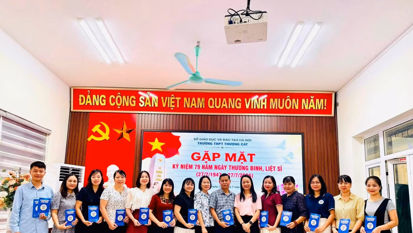 Trường THPT Thượng Cát (Hà Nội) gặp mặt nhân kỷ niệm 79 năm Ngày Thương binh liệt sĩ. 
