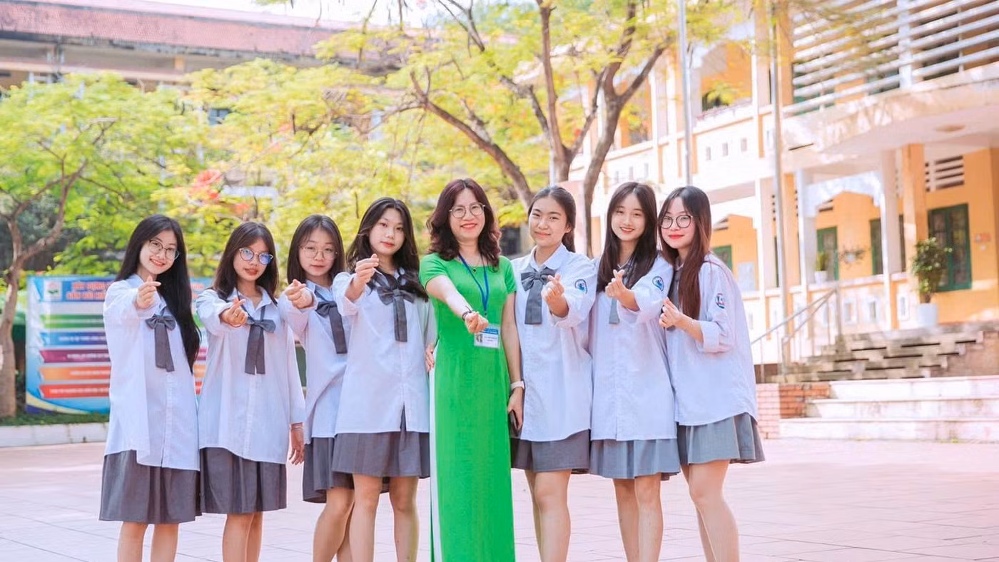 Cô trò Trường THPT Kim Ngọc (phường Vĩnh Yên, Phú Thọ). Ảnh: NTCC.