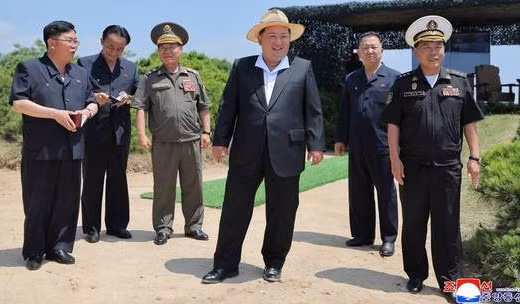 Hình ảnh ông Kim Jong un trực tiếp thị sát vụ phóng tên lửa từ khu trục hạm mới
