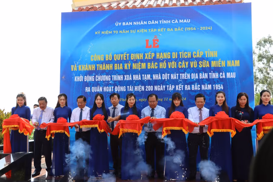 Lãnh đạo tỉnh cắt băng khánh thành công trình.