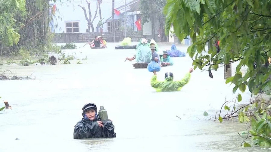 Người dân các tỉnh miền Bắc đang chịu ảnh hưởng nặng nề do thiên tai.