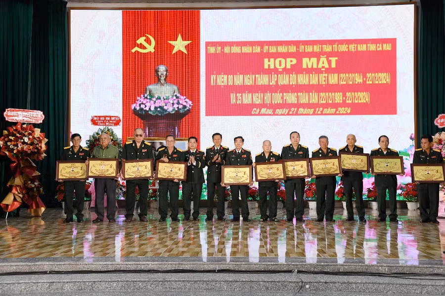 Xây dựng lực lượng vũ trang Cà Mau tinh – gọn – mạnh