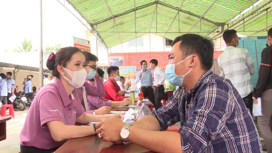 Người dân được doanh nghiệp tư vấn về thủ tục, điều kiện xuất khẩu lao động xuat khau lao dong.jpg