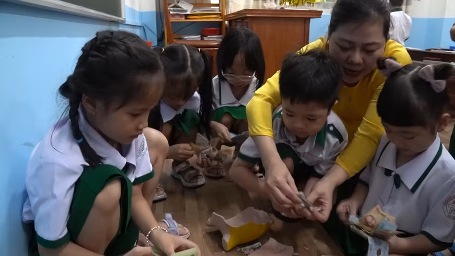 Học sinh kiểm đếm tiền tiết kiệm sau khi đập heo.