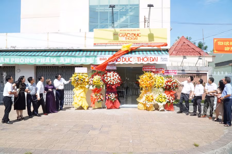 Đại biểu kéo băng khánh thành văn phòng báo GD&TĐ.