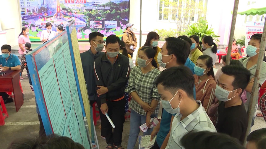 Nhiều người đến sàn giao dịch việc làm Cà Mau tìm hiểu thị trường, điều kiện tham gia xuất khẩu lao động. bay lao dong 4.jpg