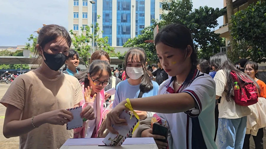 Sinh viên, học sinh Cà Mau đồng lòng hướng về bà con vùng lũ.