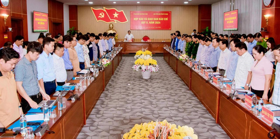 Nhiều hội nghị ở Cà Mau, trước khi làm việc đại biểu đều dành phút mặc niệm tưởng nhớ Tổng Bí thư Nguyễn Phú Trọng. tuong niem 3.jpg