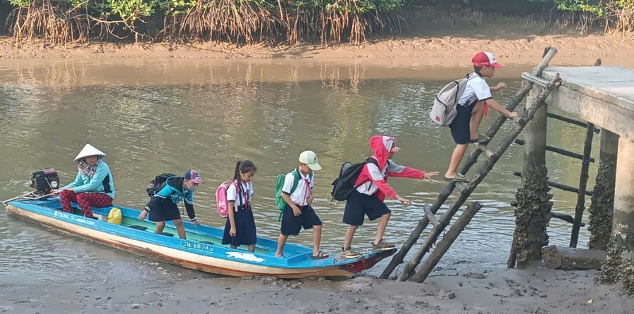 Nhiều học sinh ở Cà Mau phải đi đò đến trường khiến tốn kém thêm nhiều chi phí.