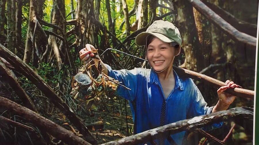 Du khách hóa thân thành nông dân Đất Mũi. 