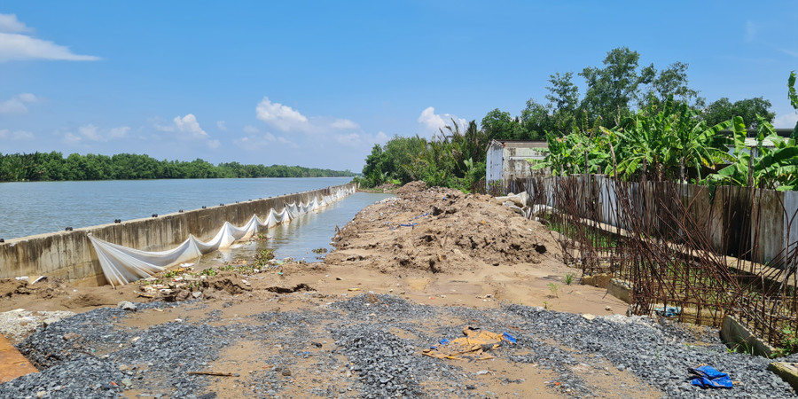 Sạt lở bờ sông đoạn thuộc địa bàn thị xã Giá Rai, Bạc Liêu.