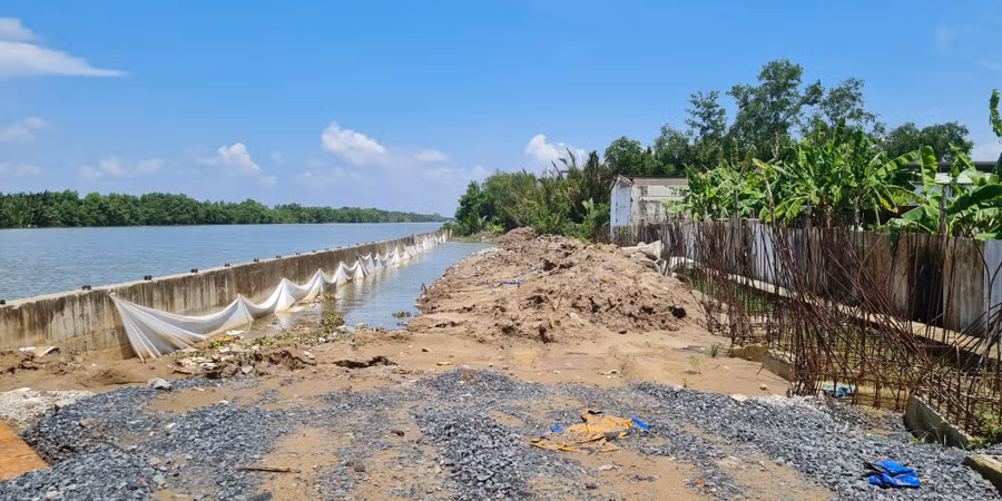 Sạt lở bờ sông đoạn thuộc địa bàn thị xã Giá Rai, Bạc Liêu.