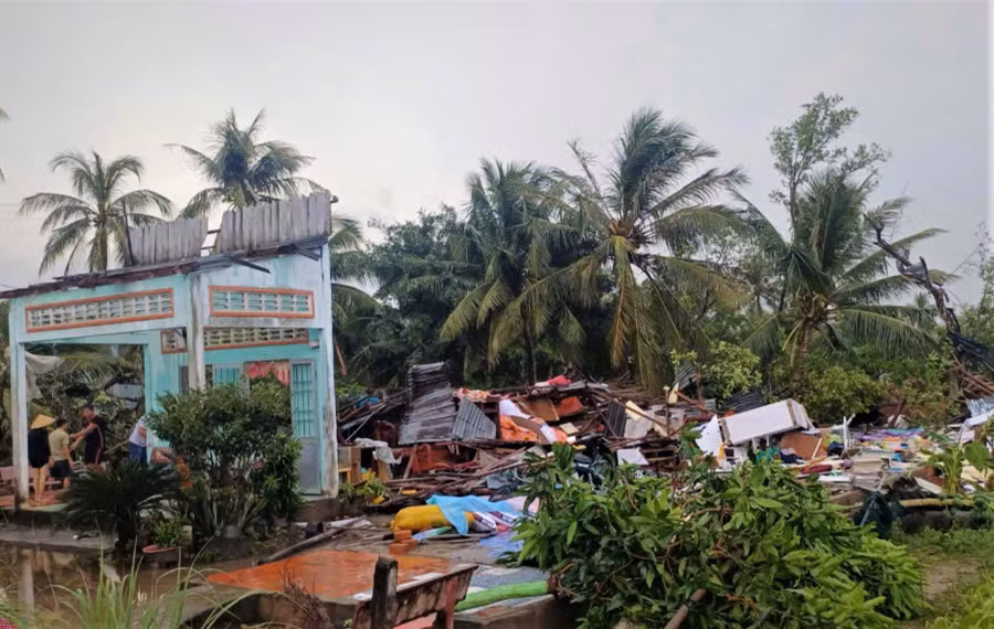 Một ngôi nhà bị sập do lốc xoáy.