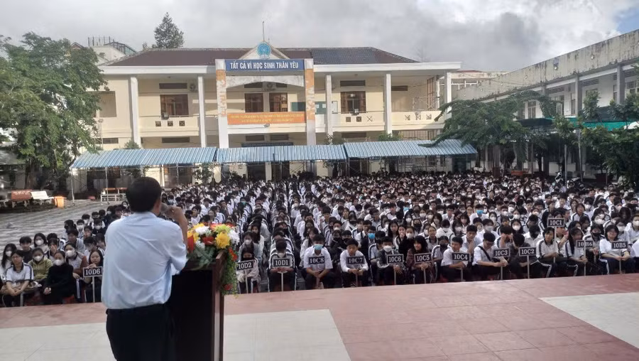 HOC SINH TUU TRUONG CAC KHOI 5.jpg