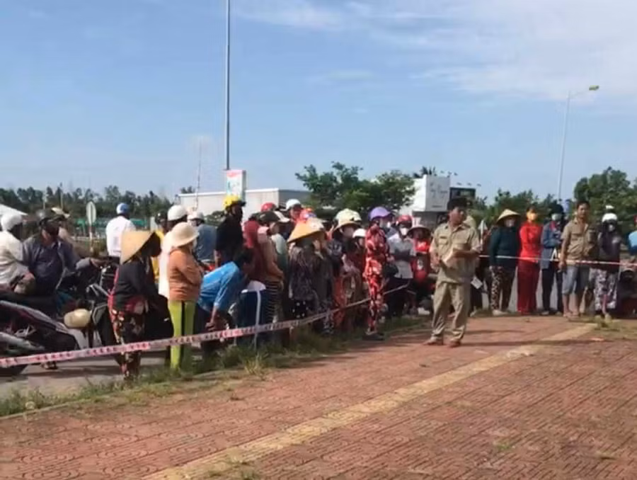 Người dân tập trung tại nơi xảy ra vụ án.