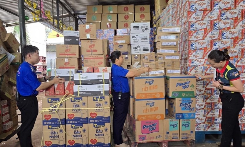 Một doanh nghiệp tại tỉnh Cà Mau dự trữ hàng hóa Tết. 