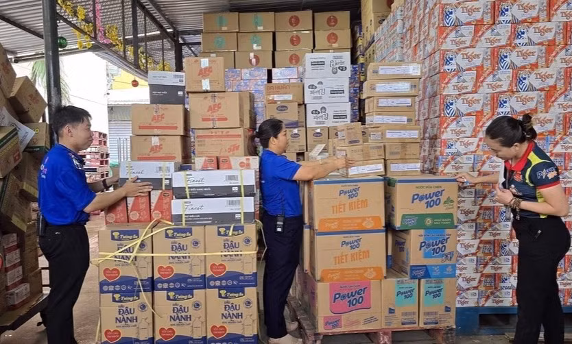 Một doanh nghiệp tại tỉnh Cà Mau dự trữ hàng hóa Tết. 
