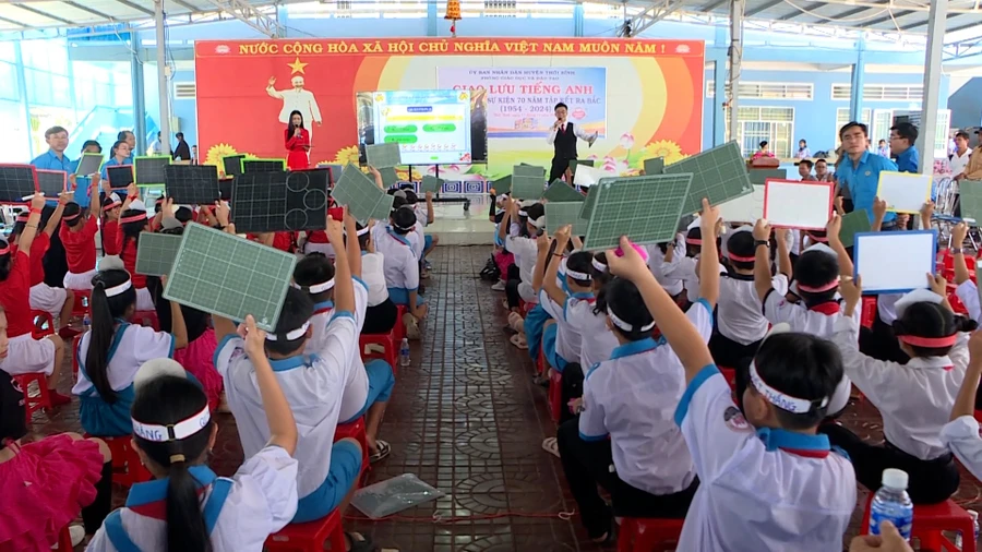 Học sinh tham gia rung chuông vàng.