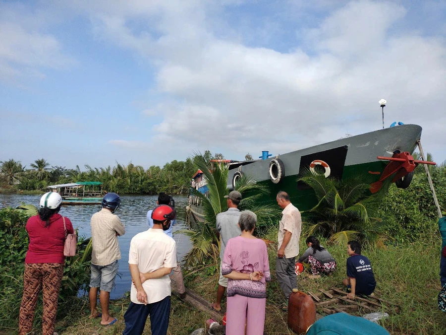 Chiếc sà lan gây tai nạn.