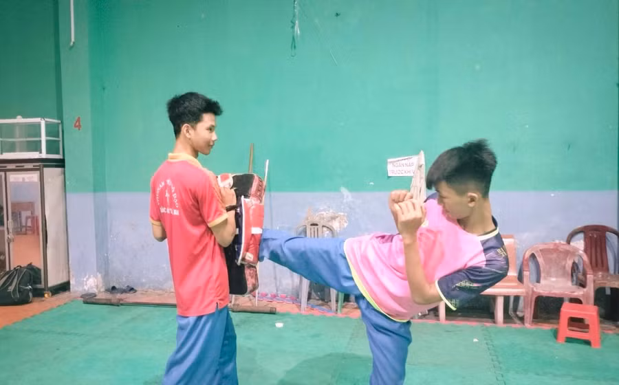 Đinh Quốc Lợi (áo đỏ) luyện tập cùng đồng đội.