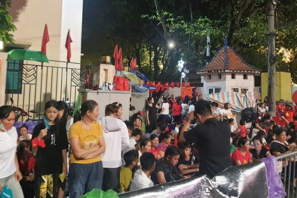 Người dân xếp hàng xuyên đêm trên phố Chu Văn An để chờ xem tổng duyệt A80.