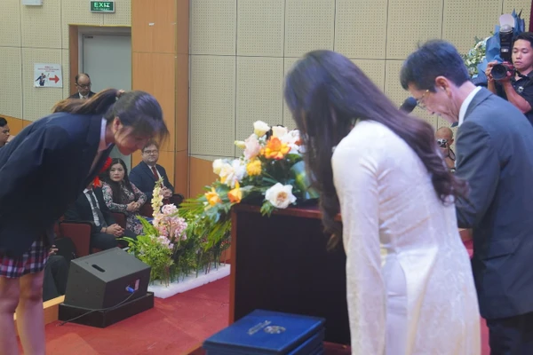 Nghi lễ trước khi nhận bằng tốt nghiệp của học sinh Trường Quốc tế Nhật Bản.