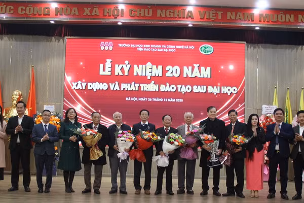Tri ân Ban giám hiệu Trường ĐH Kinh doanh và Công nghệ Hà Nội và lãnh đạo Viện Đào tạo sau đại học.