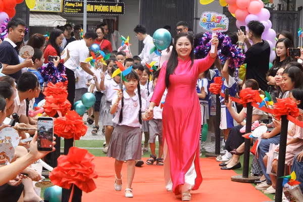 Giáo viên chủ nhiệm lớp 1A7, Trường Tiểu học Vĩnh Tuy đón học sinh lớp 1, sẵn sàng bước vào năm học mới.