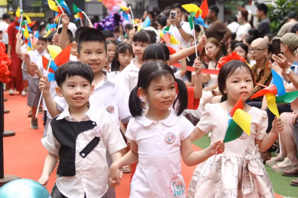 Học sinh lớp 1 Trường Tiểu học Vĩnh Tuy (Vĩnh Hưng, Hà Nội) háo hức đến trường.