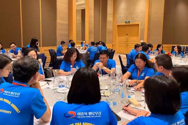 Các đại biểu thảo luận nhóm.
