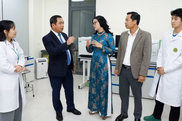 Bộ trưởng Bộ Nông nghiệp và Môi trường Trần Đức Thắng, GS.TS Nguyễn Thị Lan - Giám đốc Học viện Nông nghiệp Việt Nam tham quan phòng thí nghiệm hiện đại của Học viện. Ảnh: Khương Trung.