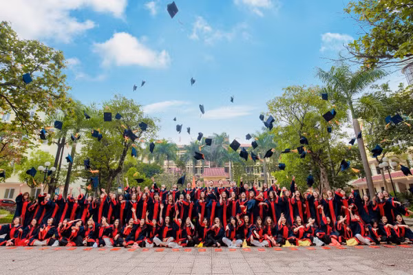 Sinh viên Học viện Quản lý giáo dục trong ngày tốt nghiệp.