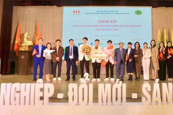 Ban tổ chức trao giải Nhất cho đội thi đến từ Khoa Công nghệ thông tin với ý tưởng “Ứng dụng công nghệ số trong trải nghiệm lịch sử”.
