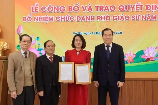 Bà Thái Vân Hà - ngành Kinh tế, Trường ĐH Kinh doanh và Công nghệ Hà Nội được trao quyết định bổ nhiệm Phó Giáo sư.