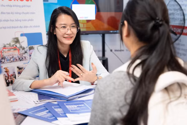 Sinh viên Trường ĐH Thăng Long trực tiếp tiếp cận với doanh nghiệp để tìm kiếm cơ hội việc làm.