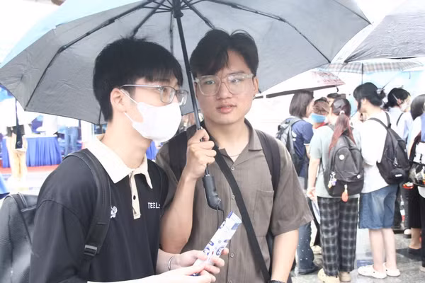 Sinh viên hào hứng ‘đội mưa’ săn cơ hội tại Ngày hội việc làm