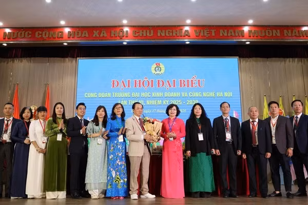 Ban Chấp hành Công đoàn Trường ĐH Kinh doanh và Công nghệ Hà Nội khoá VI, nhiệm kỳ 2025 - 2030 ra mắt tại Đại hội.