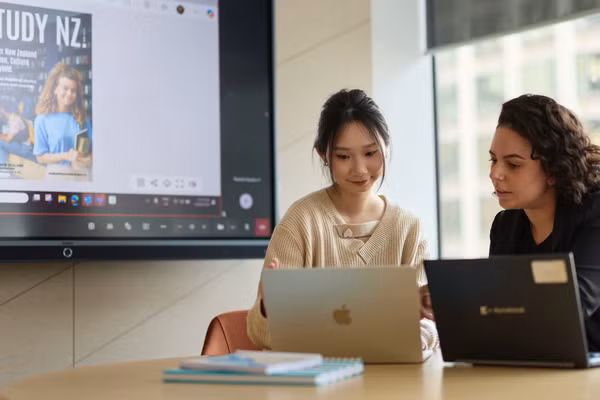 Hiện có khoảng 2.200 du học sinh Việt Nam đang học tập tại New Zealand.