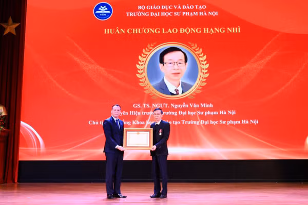 GSTS NGƯT Nguyễn Văn Minh được trao Huân chương Lao động hạng Nhì