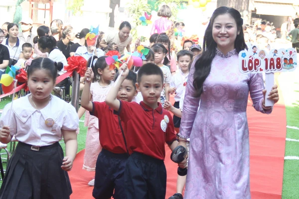 Cô - trò Trường tiểu học Vĩnh Tuy (Vĩnh Hưng, Hà Nội).