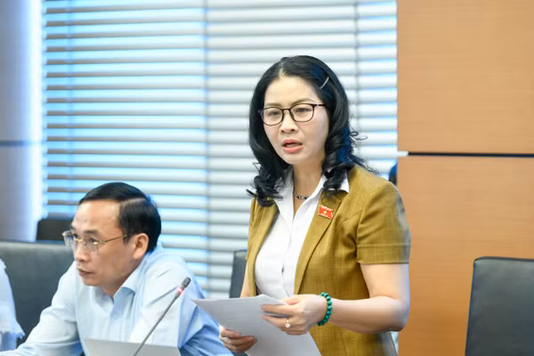 ĐBQH Nguyễn Thị Lan (đoàn Hà Nội), Giám đốc Học viện Nông nghiệp Việt Nam phát biểu góp ý tại phiên thảo luận tổ ngày 7/8.
