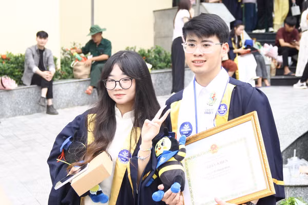 Sinh viên Trường ĐH Sư phạm Hà Nội trong ngày nhận bằng tốt nghiệp.