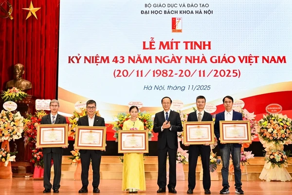 Thứ trưởng Thường trực Bộ GD&ĐT Phạm Ngọc Thưởng trao Bằng khen của Thủ tướng Chính phủ cho cán bộ, giảng viên ĐH Bách khoa Hà Nội.