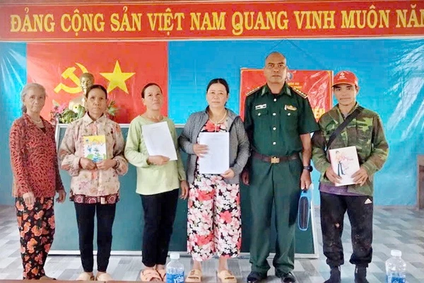 Hành trình xóa mù chữ nơi ba biên giới giao hòa của thầy giáo quân hàm xanh