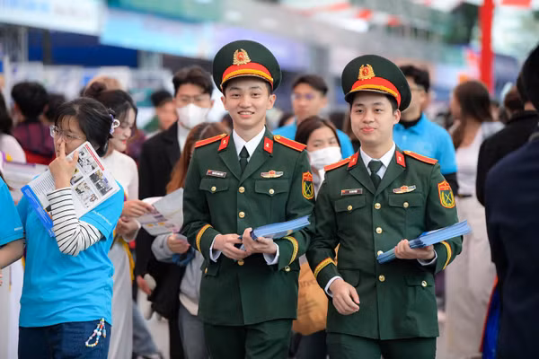 Sinh viên các trường Quân đội tại Ngày hội Tư vấn tuyển sinh, hướng nghiệp.