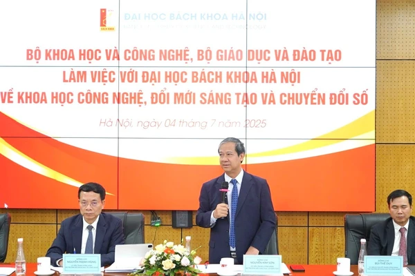 Bộ trưởng Bộ GD&ĐT Nguyễn Kim Sơn phát biểu tại buổi làm việc.