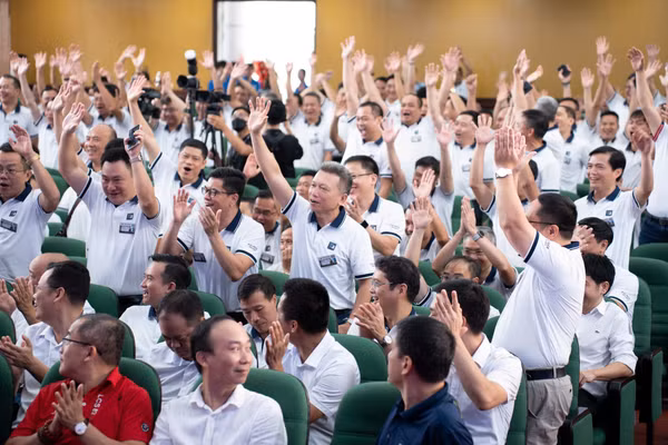 Hơn 700 cựu sinh viên K41 Trường ĐH Xây dựng Hà Nội trở về sau 30 năm
