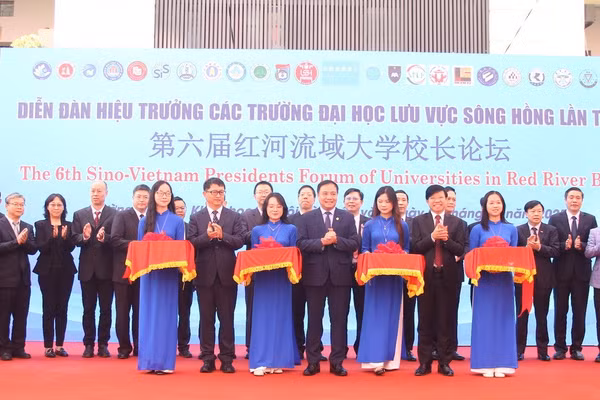 Đại diện các trường cắt băng khai mạc Diễn đàn.